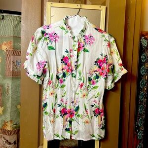 Very pretty blouse. Ruffled collar and sleeves